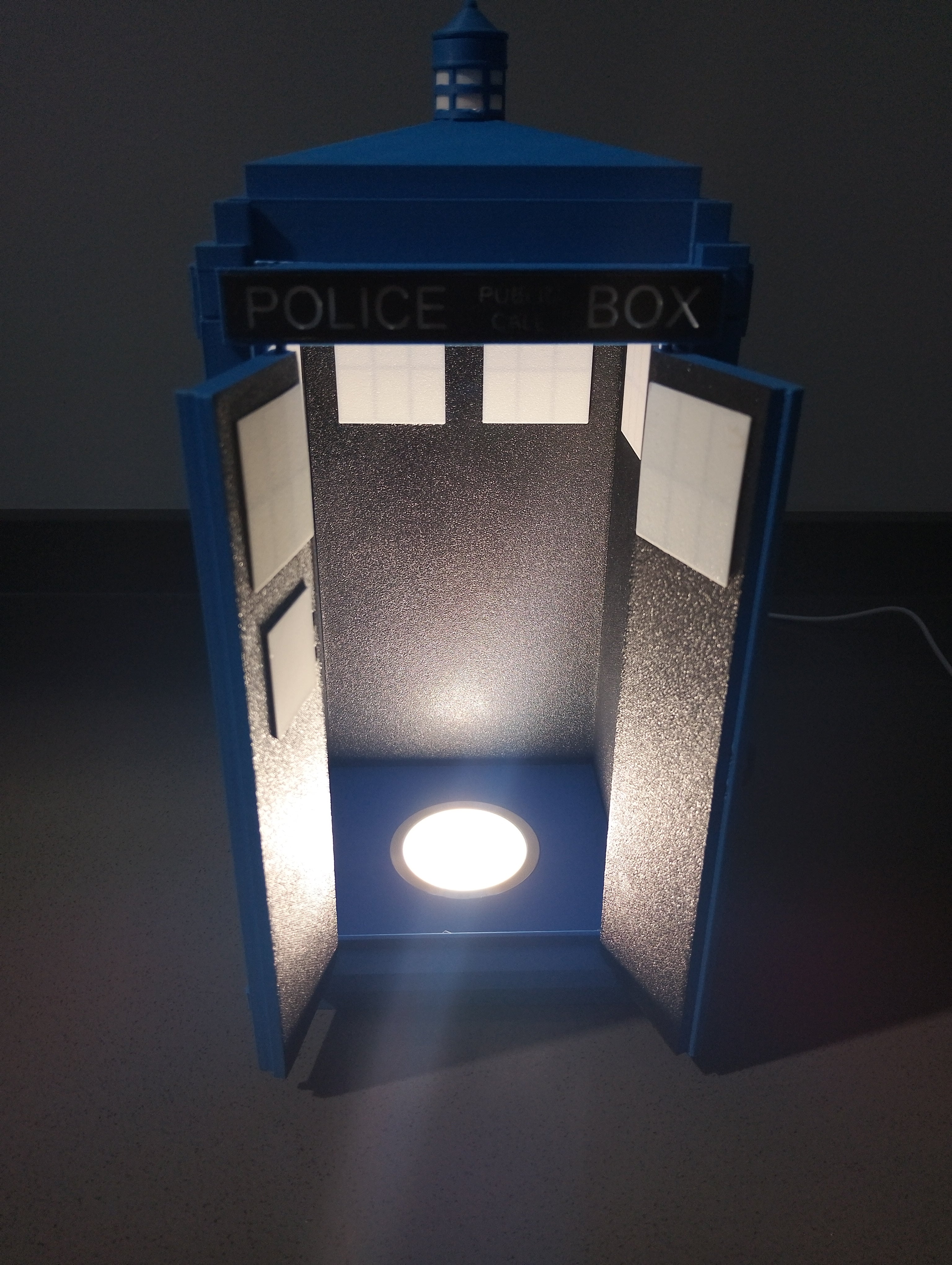 Dr Who Tardis lamp